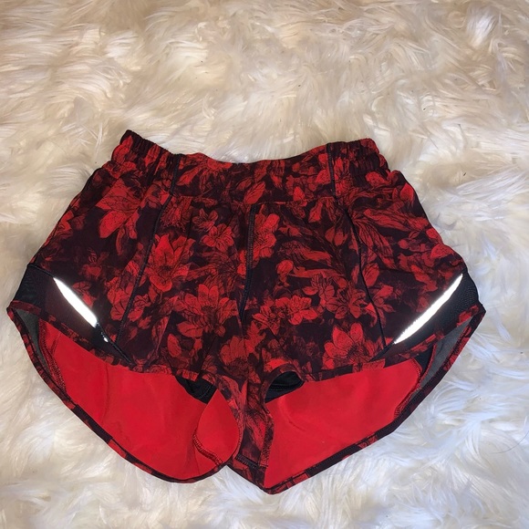 Lululemon red & black hotty hot shorts size 2, 2in - Picture 7 of 8